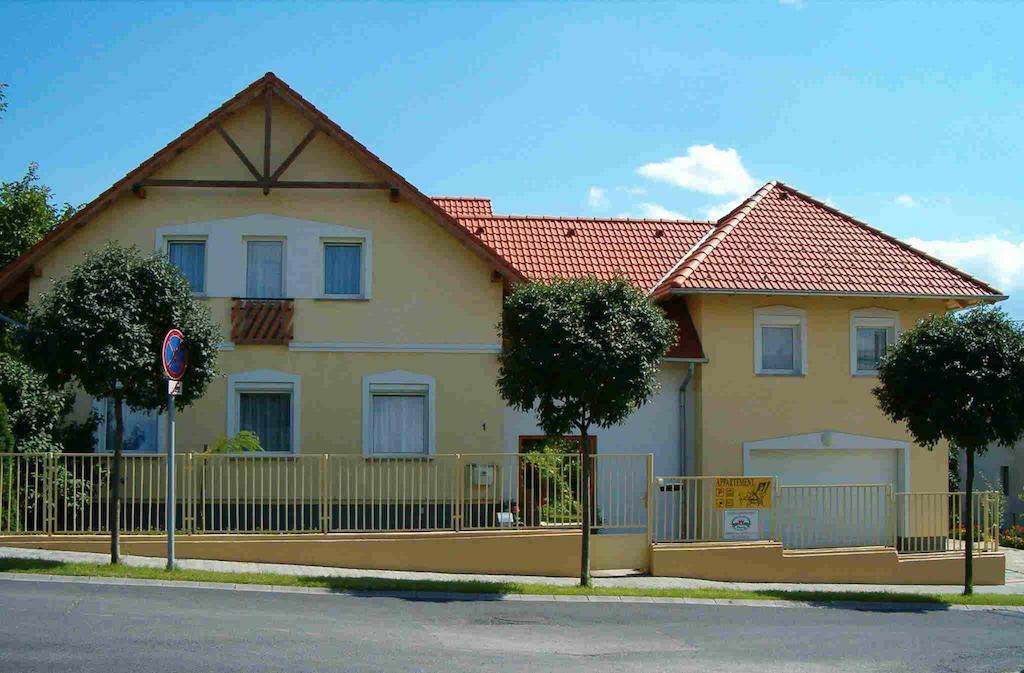 Madach Apartman Heviz Bagian luar foto
